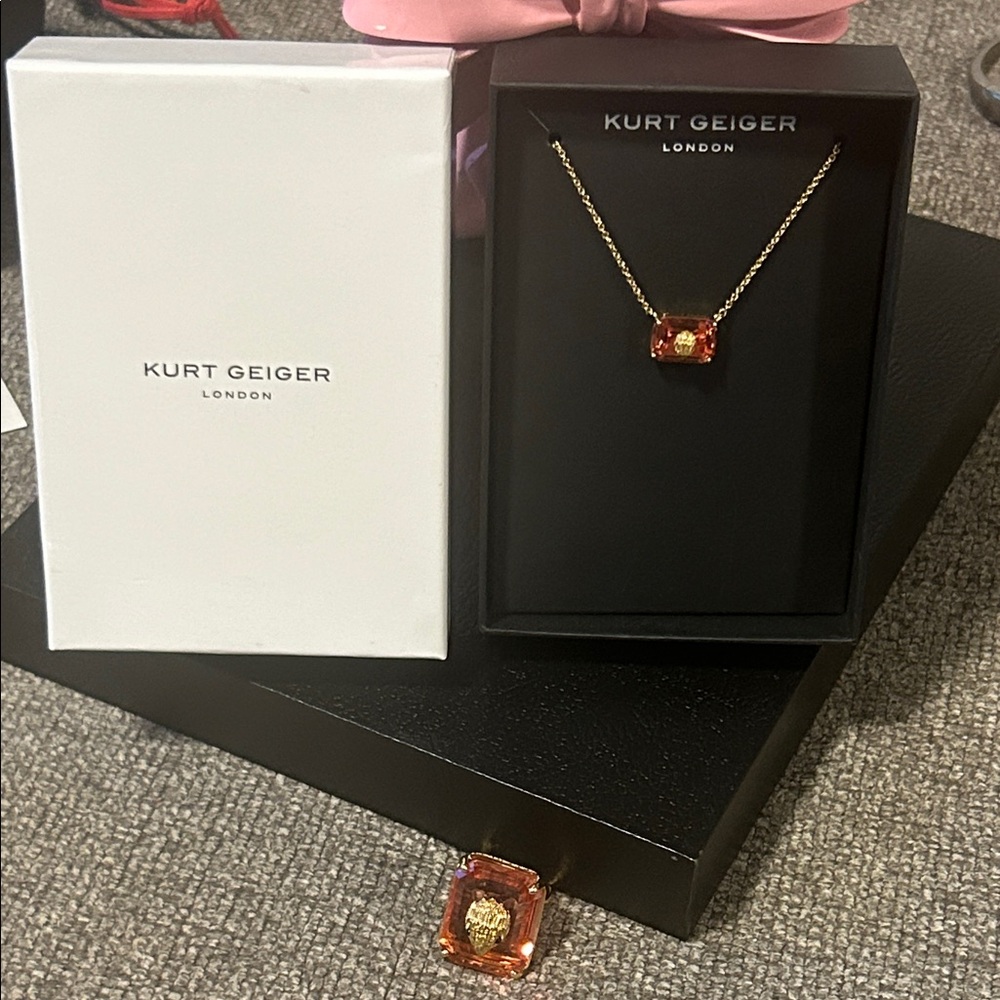 KURT GEIGER LONDON EMERALD CUT CRYSTAL PENDENT PIECE WITH SIGNATURE EAGLE HEAD